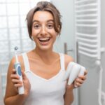 Escova de dente elétrica é realmente boa? Benefícios, dicas e quando usar